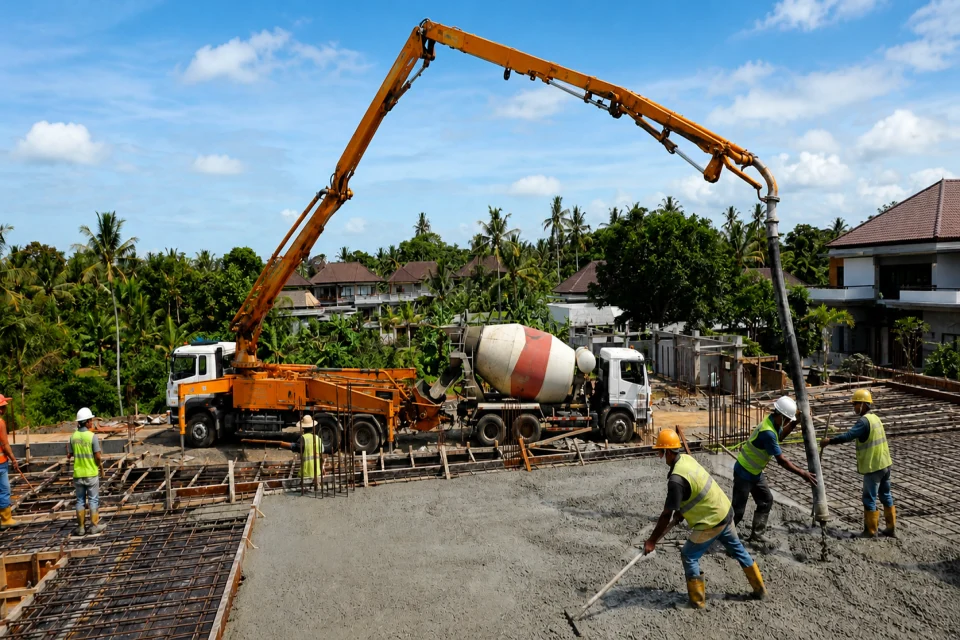 Layanan pompa beton untuk mendukung proses pengecoran ready mix di Bali